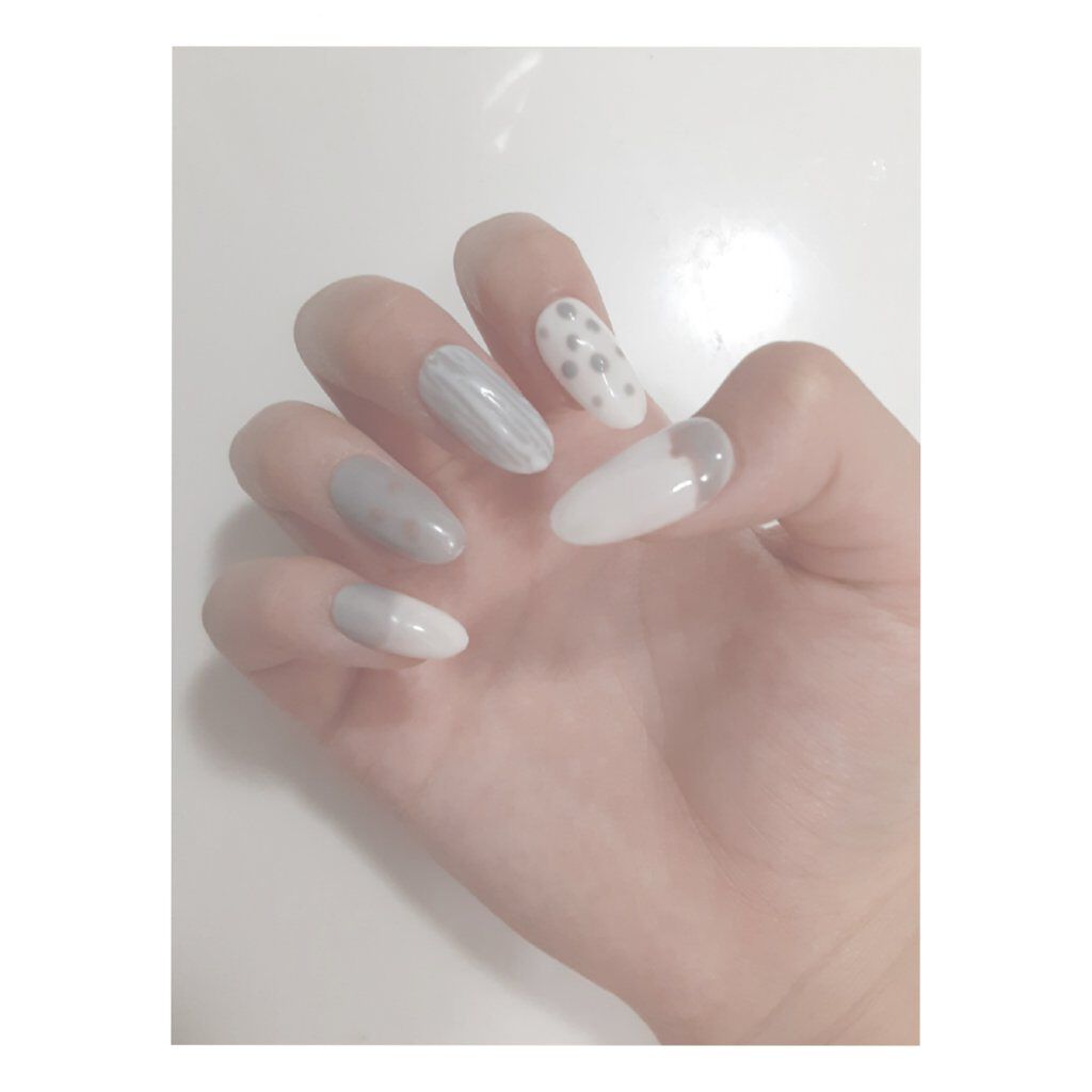 ︎︎☁︎︎ことり︎︎☁︎︎🐰🤍💍 on LIPS 「エモネイル💅★*親指編こんにちは(*^^*)ことりです!今回は..」(1枚目)