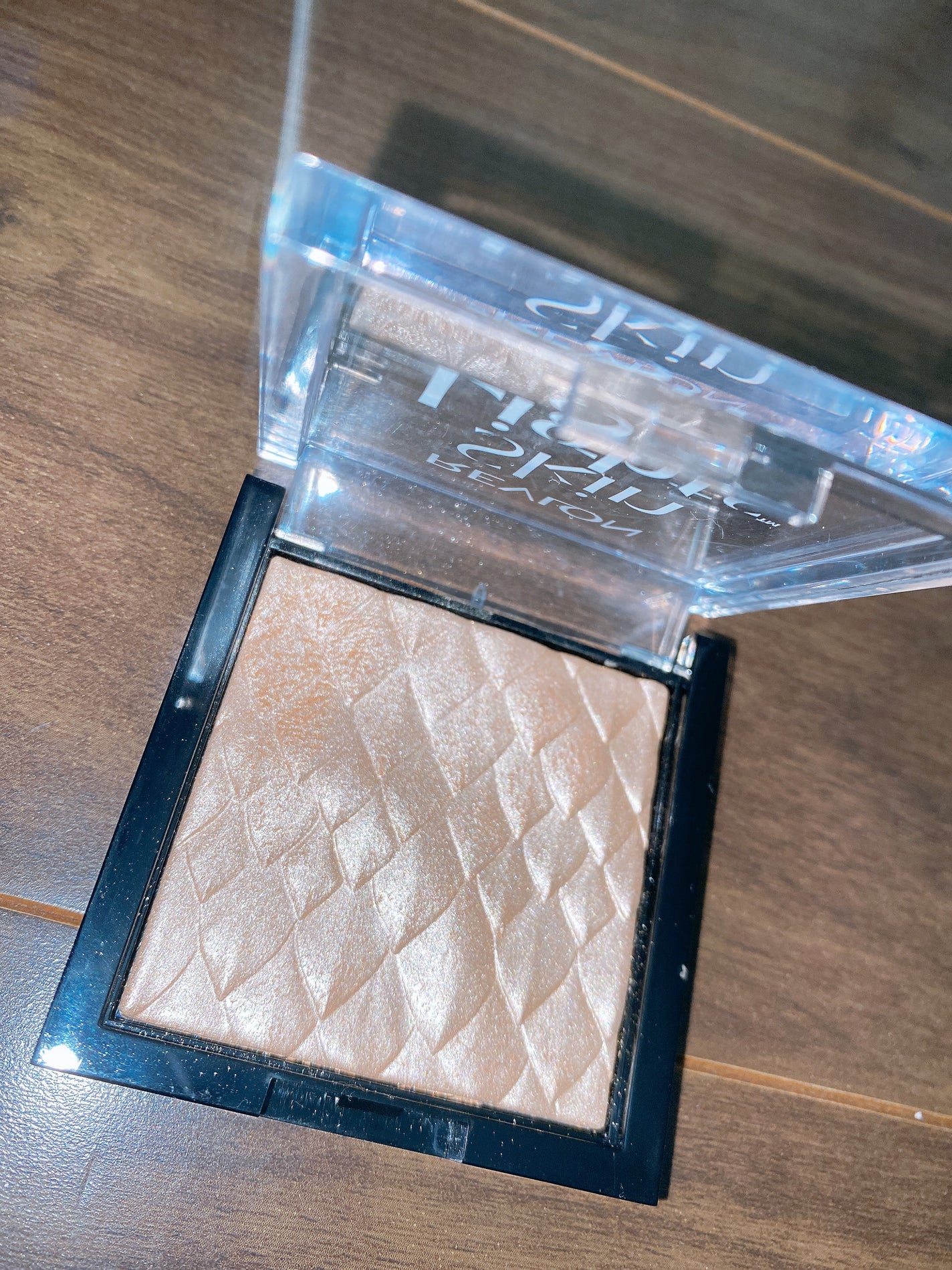 スキンライト プリズマティック ハイライター/REVLON/プレストパウダーを使ったクチコミ(1枚目)