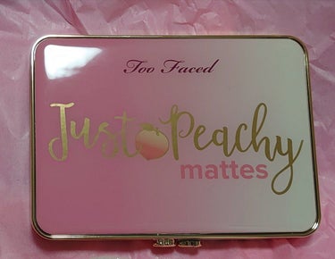 Too Faced ジャスト ピーチィ ベルベット マット アイシャドウ パレットのクチコミ「こんばんは☺️💖
今日は以前届いた際に投稿していた
toofacedの公式ラッキーバッグに入っ.....」（3枚目）