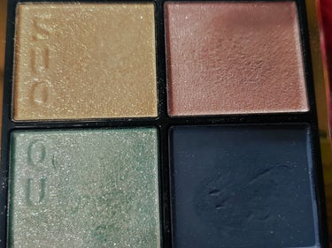 夏が近づくと使いたくなるパレット🎨
SUQQU✨
シグニチャー カラー アイズ　114
SUQQU　UKのもの
澄碧　すみみどり🟢🔵🟡🍑
好きな色しか入っていない理想的なパレット
グリーンとイエローが特
