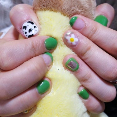 
Self Nail

ネイルをお願いされたので練習させてもらいました🥺👍

ピスタチオカラーにシルバーと牛柄🐮💓💓💓

ピスタチオカラーは黄色と緑と白をミックスで作りました！！
写真だと濃く見えますが