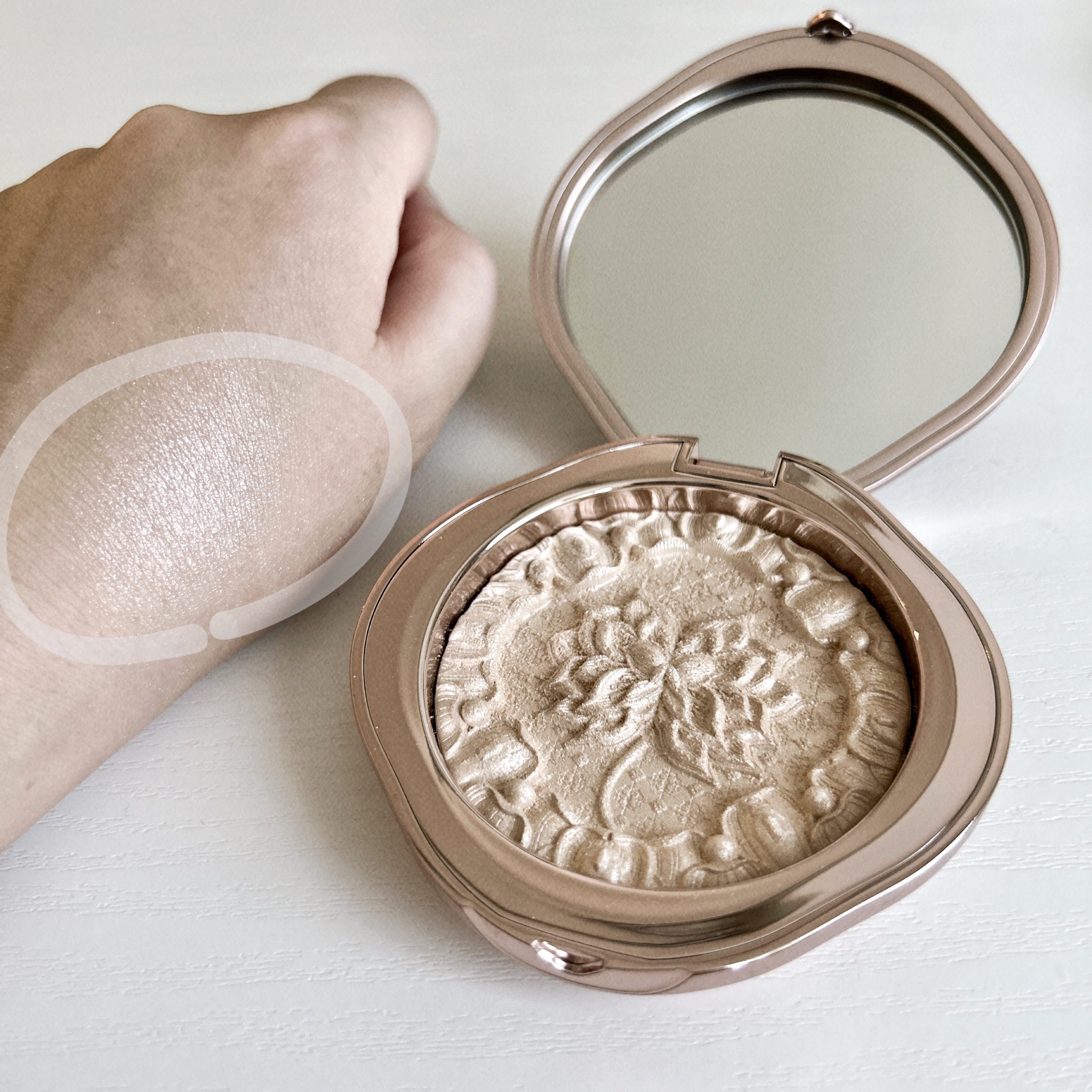 双蓮彫刻ハイライト/花西子/パウダーハイライトを使ったクチコミ（2枚目）