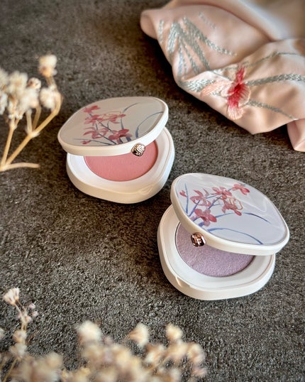 nita⌇フォロバ on LIPS 「福袋開封♡【花西子】華やかな刺繍デザインの限定福袋だよ🌸パッケ..」(5枚目)