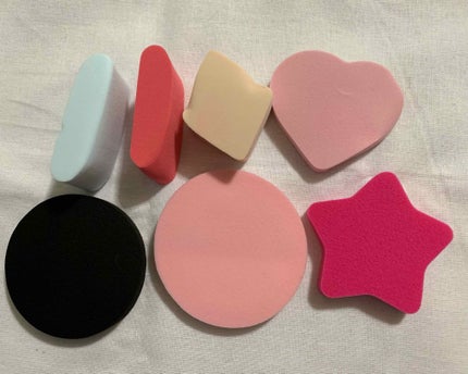 DAISO メイクアップアップスポンジ バリューパック、アソート 25個のクチコミ「
こんにちは〜🙌
またまたお久しぶりの投稿です😇😇
いやー…、万年金欠女なもんで…笑
色.....」(2枚目)