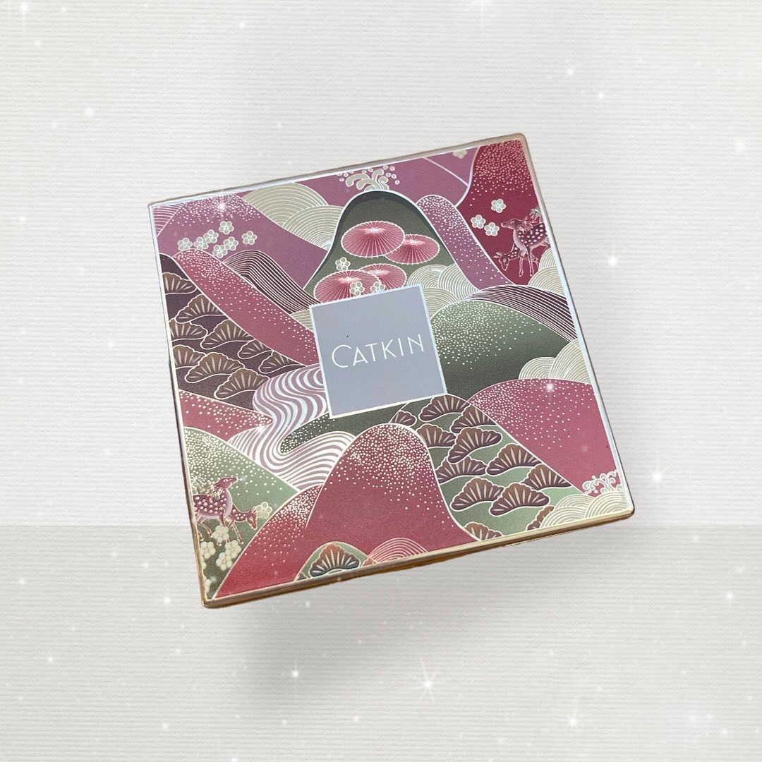 【CATKIN
(キャットキン)
9色アイシャドウパレットC07
長相思】

美しすぎる中国コスメ💕

芸術的なデザインで、
とても高級感が感じられるパッケージ💕

パッケージの美しさはもちろん、
目元をキレイに演出してくれる💕

オ