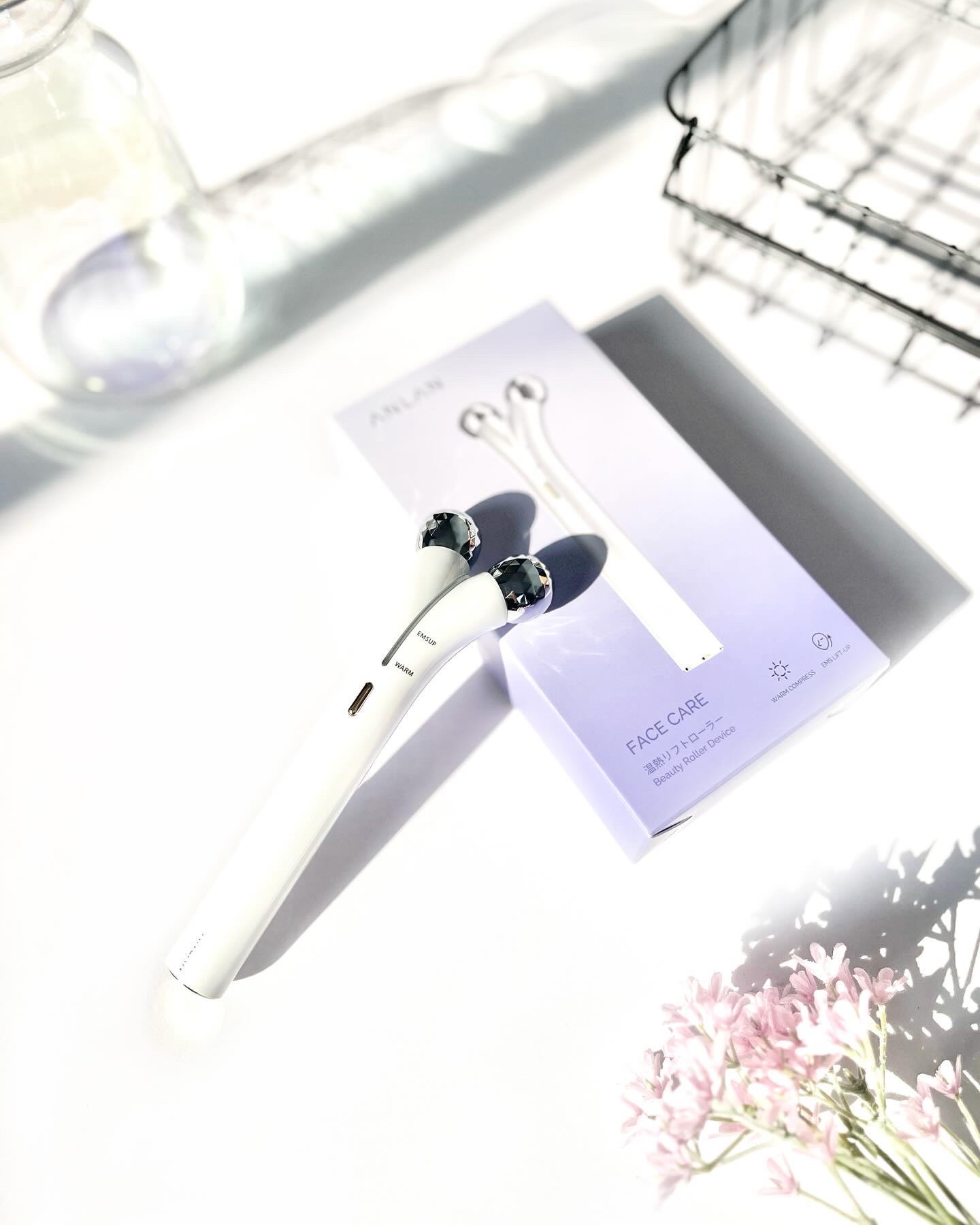 美しいフェイスライン💆‍♀️✨
⁡
⁡
⁡
⁡
　　　ANLAN 温感リフトローラー
⁡
\ 日本新上陸EMS✖Warm美顔ローラー /
EMSの電気刺激で表情筋にアプローチして、WARMモードと組み合わせ、美しい
フェイスラインをつくる