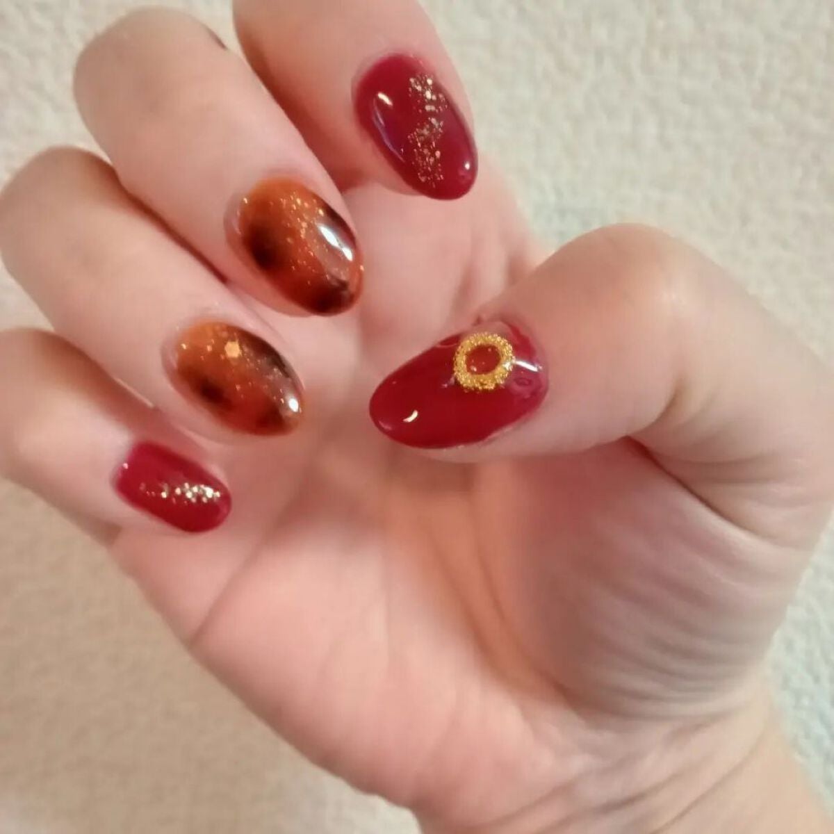 まっつん on LIPS 「秋ネイル♥️#べっ甲ネイル#ボルドーネイル#大人っぽネイル#S..」(2枚目)