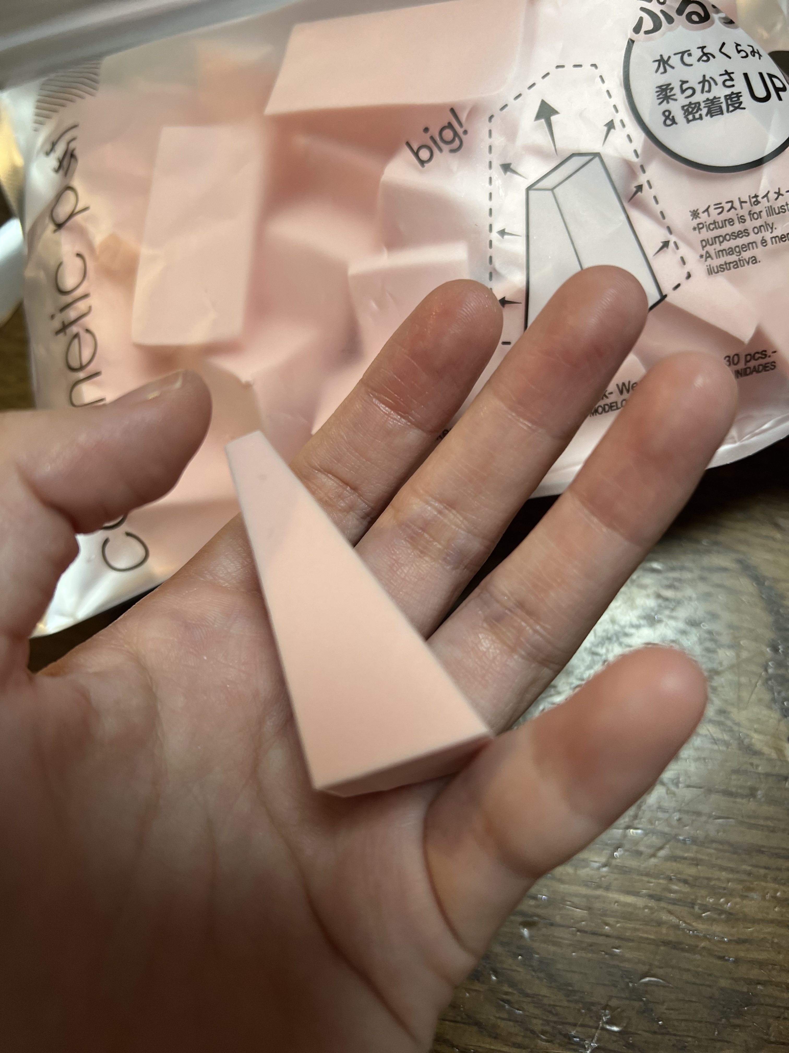 メイクアップスポンジ(バリューパック ウェッジ型 30個)/DAISO/パフ・スポンジを使ったクチコミ（3枚目）