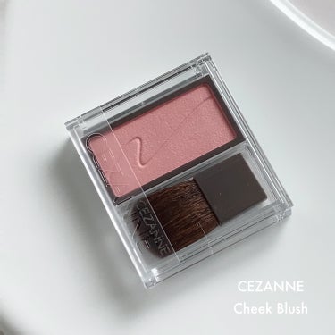 🏷｜CEZANNE
Cheek Blush
04 ピュアピンク
可憐なムード


〈 商品の特徴 〉

密着性が高く頬に馴染み、まるで肌の内側からにじみ出るような自然な血色感を演出します。
アイシャドウ