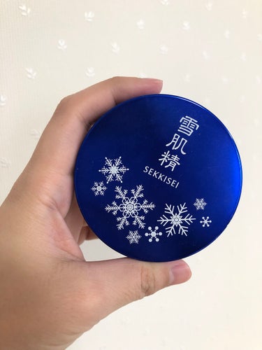 【雪肌精　粉雪パウダー　おしろい】

長らく使ってきました。
可もなく不可もなく、一般的なパウダーではないかと思います。

真っ白で、それこそ粉雪のようなパウダー。
かなりマットな質感になります。
肌が