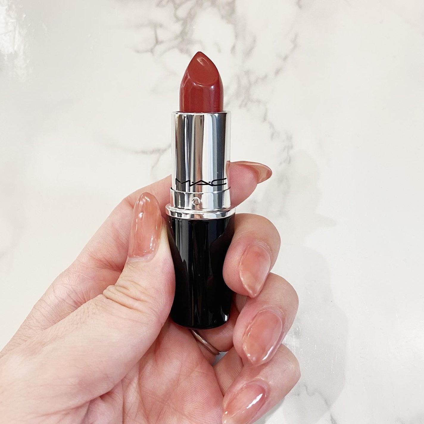 cosme____e on LIPS 「MACラスターガラスリップスティック(ビジネスカジュアル)シル..」(2枚目)