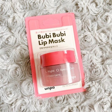 unpa 
Bubi Bubi Lip Mask
9g 1650円(税込)

今年の冬は、カサカサ唇をケアしてくれるunpaのブビブビリップマスクを使っています💘
見た目が黒くて最初は驚いちゃいました😂笑

-------------------------------------------
✔︎唇の奥から表面まで保湿ケア 
極限の氷河の中でも水分を保つ糖タンパクを 含む成分で水分補給&保護膜の形成。 3つの機能で乾燥した唇をしっとりとした潤いのある唇へと導きます。

✔︎一日のストレスで疲れた唇に 
鎮静ケア10種類の自然由来成分

✔︎弾力を失った唇のトラブルケア
しわ改善成分であるアデノシンとコラーゲン合成を誘導し、唇のしわを改善してハリのある唇に仕上げます。 

✔︎ブラックフードの中でも特に代表的な黒米、黒ごま、黒豆、ブラックベリーの4種類から抽出したエキスを混合した「Black food complex」を配合しています。
-------------------------------------------

バームのような固さのあるテクスチャー。
肌温度で溶けていく感覚です💎
ピタッと密着し、つやつやの唇に💓
軽いフィット感なので、日中でも気になりませんでした👌🏻

以前、紹介したunpaのブビブビバブルリップスクラブをしてからの使用がオススメです😆！
スクラブをしてからだと、よりぷるぷるに✨

ちなみに黒色ですが、塗るとほぼ透明なので安心してください😂
少し甘めの香りがします🌸

刺激感が全くないシンプルな使い心地が気に入りました🌿
ぜひ、unpaのリップケアシリーズをチェックしてみてください🌷

#unpa#オンパレ#ブビブビリップマスク#BubiBubiLipMask#リップマスク#リップ#リップケア#韓国コスメ#韓国スキンケア#韓国の画像 その0