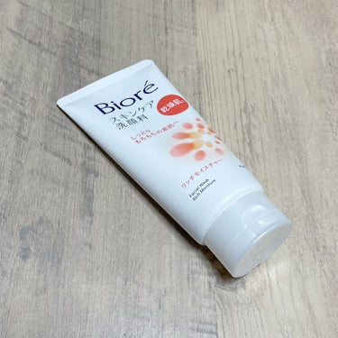 \洗うスキンケア♡/
ビオレ
リッチモイスチャー
乾燥肌用
130g

✔︎POINT
・弱酸性のお肌を守りながら洗う
・化粧水の馴染みが良くなる
・美容液成分配合
・上品でほのかに甘いフローラルの香り

✔︎テクスチャー
・白いとろ〜っとした洗顔料。
・泡立てると、とてもきめ細かい泡が作れる。
・お肌へのタッチはとにかくモチモチでした🥺！弾力がある泡で優しくお肌を包み込むので気持ちが良い💯
・強い香りなのかな？と思っていましたが、ほのかな香りなので気にならなかったです！
・洗い上がりは優しくて、お肌のつっぱりは無し！

✔︎総評
➀きめ細かい泡と弾力！
泡立てボールで、簡単に泡立てができました☺️！もちもちで弾力があるので驚きの気持ちよさ👌💗

➁洗い上がりがつっぱらない！
程よい洗浄力で、乾燥したお肌でもつっぱらないから嬉しい💯

➂コスパが良い！
安いのにこのクオリティーがあるなんて驚きです🥺✨

→リピートありコスメです😌💗
ビオレの洗顔料は昔からありますが、こんなにレベルアップしているなんて驚きです🙄💯高いもの＝良いものというのは当たり前ですが、安くて良いものというのもあるんですね📣✨


#無限リピートアイテム の画像 その0