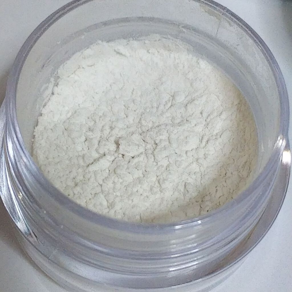 ihana WHITE スキンケアVCスノーパウダー/IHANA/ルースパウダーを使ったクチコミ(3枚目)