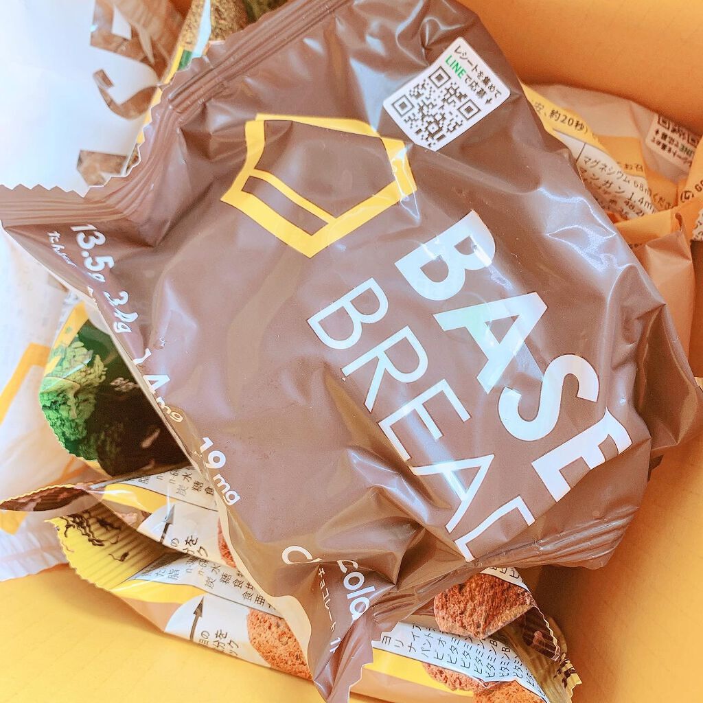 【ごはん】

炭水化物ラバーにとって
パン＝炭水化物＝悪者
な図式が辛すぎて…

低糖質・高たんぱくで 
理想のからだづくりを サポートしてくれるBASE FOODは
背徳感なく炭水化物を摂ることができて大満足！

コンビニとかでも売ってて