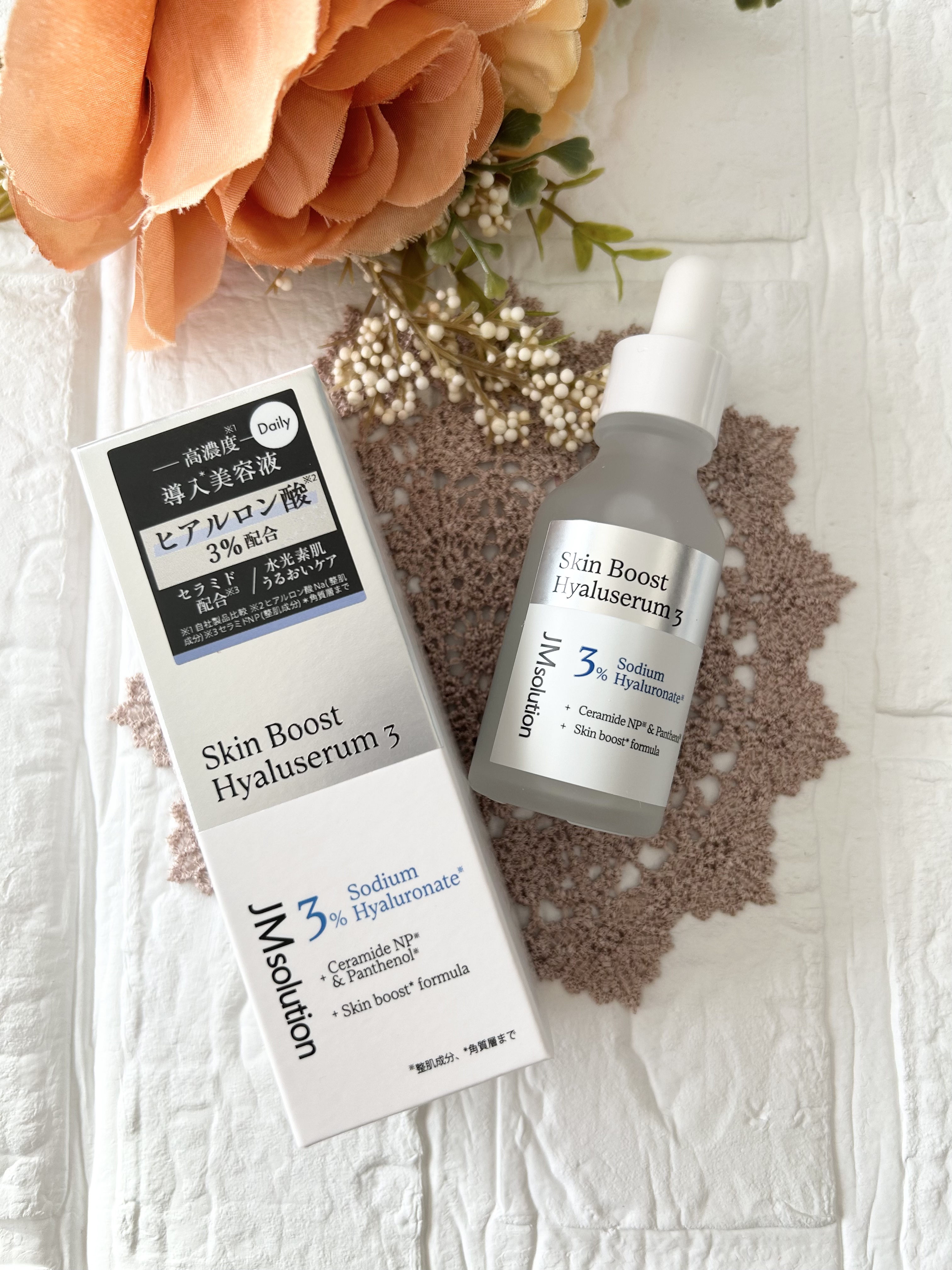 #PR

ヒアルロン酸が豊富に配合されており、特に乾燥が気になる部分に重ねて使うことで、カサつきやごわつきを防いでくれる。私は口元に重ね付け。

ややとろみがあり、濃密なジェルのような質感です。肌にのせると、すっとなじみ、吸収が速いのでべた