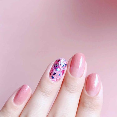 簡単に出来るグラデーションネイルを紹介します✨

今回はNAILHOLICの3色を使った
ワンポイントモロッコタイルネイルです🌺

⭐️やりかた
薬指はモロッコタイル柄の
ウォーターネイルシールを使って、乾いたら
ネイルホリックのパーティーフレークのラメSP020を重ねる💫

薬指以外はポリッシュ2色を使った簡単グラデーション！
先にBE807（写真3枚目真ん中）を
爪の1/2くらいの位置まで塗って、乾いたら
RO603（写真3枚目一番右）を
爪の2/3くらいまで塗ると、
ほんわり簡単にグラデーションが出来ます💓

BE807が自爪に近い色で、
RO603は淡い色づき方なので出来る技💖

簡単なので、是非真似してみてください✨

⭐️使用したもの（使用ポリッシュは3枚目）
NAILHOLIC RO603 BE807 
パーティーフレーク SP020
しずくネイルシール モロッコタイル

🌟NAILHOLICは乾きも速くて、カラバリも豊富！
逆にカラバリが豊富すぎてどれを買ったらいいか迷っちゃうかも😂
（私も、色んなカラー持ってます🙋‍♀️笑）

またNAILHOLICの色んなカラーを使ったネイルを載せようと思うので、参考にしてもらえると嬉しいです😊💕


#セルフネイル #プチプラ #マニキュア #ピンク#ピンクネイル #NAILHOLIC #ネイルホリック #ネイルシールの画像 その1