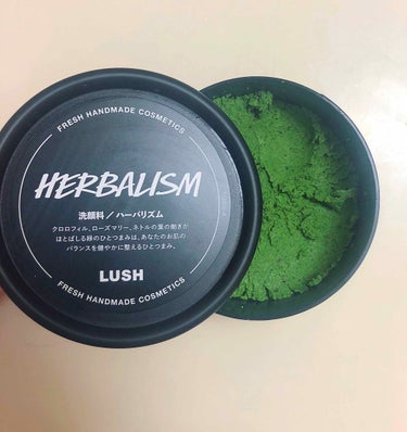 LUSHのハーバリズムです！洗顔料です、毛穴大清掃されます。おすすめ！
混合肌でテカリが気になるといったらおすすめされました。
普通の洗顔で油を取り過ぎてしまうと、乾燥したと思って油分が出されるらしいで