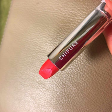 💄ちふれ 口紅 416番 オレンジ 系パール🧡

価格……ドラッグストアで324円で購入しました！

使い心地……416番は少しキラキラとしたラメのようになっており、光に当たるととても綺麗です✨着け心地はマットに近い感じで発色はピンクよりのオレンジ色でしっかりとした発色です(❛ᴗ❛(❛ᴗ❛♡
300円でこれ程の発色で感動しています！！
赤系、ピンク系、オレンジ系で最低3本は欲しいと思いました💞💋の画像 その0