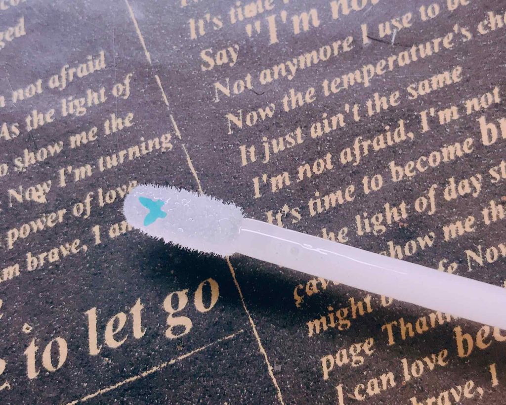 サムシングピュアブルー シマリング リップエッセンス/JILL STUART/リップケアを使ったクチコミ(2枚目)