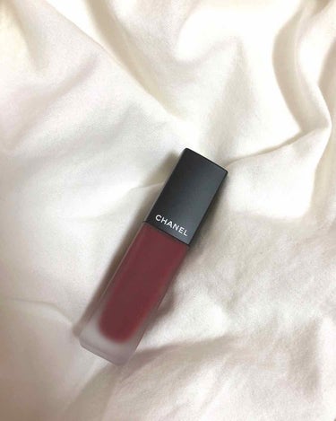 CHANEL ROUGE ALLIRE INK FUSION
#824 BERRY

このリップ💄は私の一軍リップです😍

とてもサラサラした塗りごごちで、塗るとすぐ定着してくれます。
食べ物を食べても