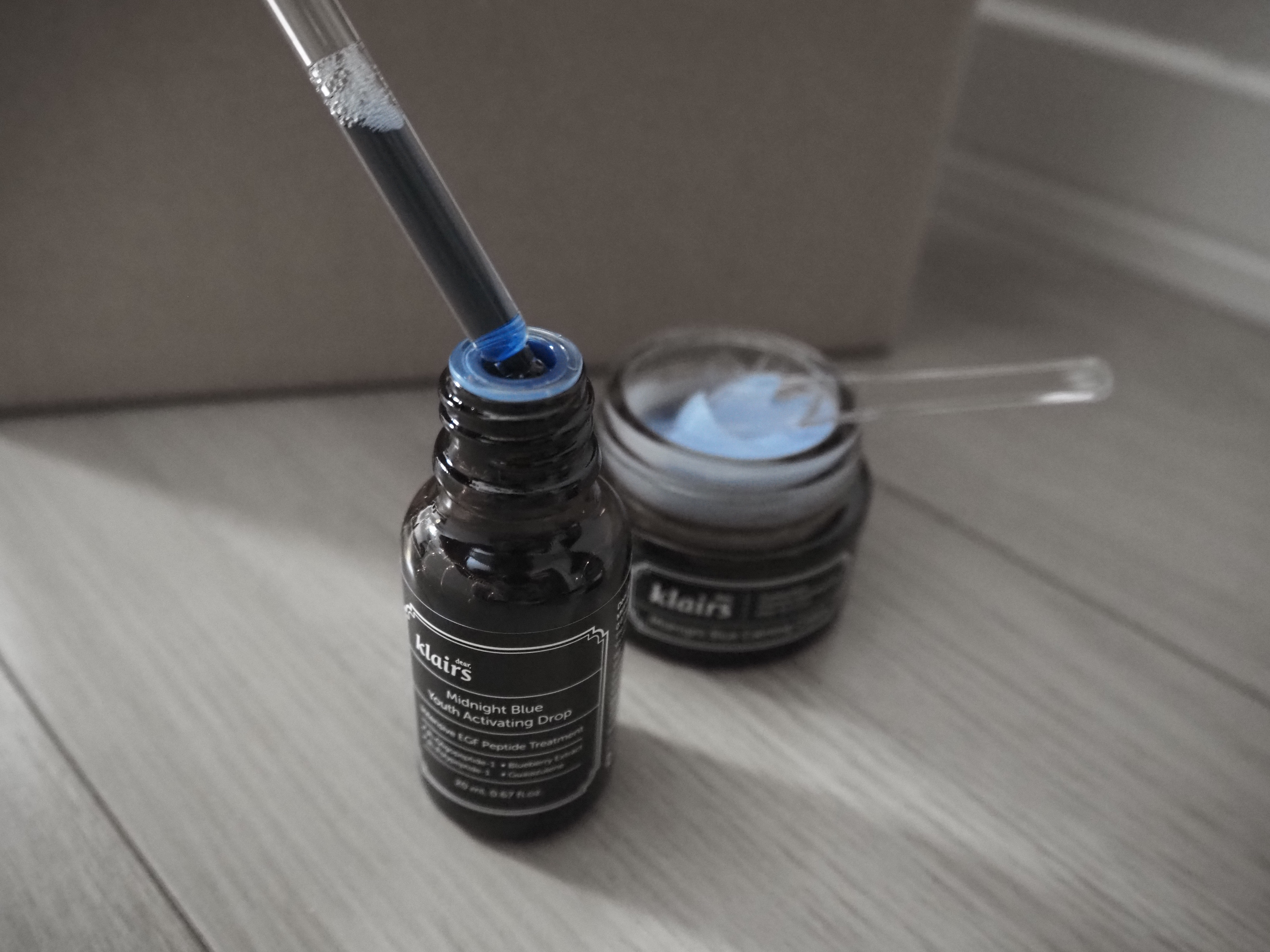 𝑏𝑙𝑢𝑒 𝑐𝑜𝑠𝑚𝑒 🫐____.


🔸｛ミッドナイトブルーユースアクティベーティングドロップ｝
↪︎ 自然由来原料のグアイアズレンとEGF、bEGFを高濃度で含み、毛穴ケア、肌荒れなど全般的な肌悩みをサポートするス