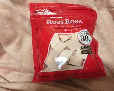 ROSY ROSAのダイヤ型スポンジ。
ハウス型とウェッジ型もあるけど断然ダイヤ型が使いやすい。これは個人の好み。
かなりリピートしていて、ccやコンシーラーをのばすときや、余分な液を吸い取るのに使用中。どちらかといえば後者メイン。そして洗うの面倒なので使い捨てにしてる。それでも1日1個でだいたい一ヶ月はもつ。
取り扱っているところが少ないのがネック。ハウス型なら置いてあるのを見るけど、それは仕方がない。の画像 その0