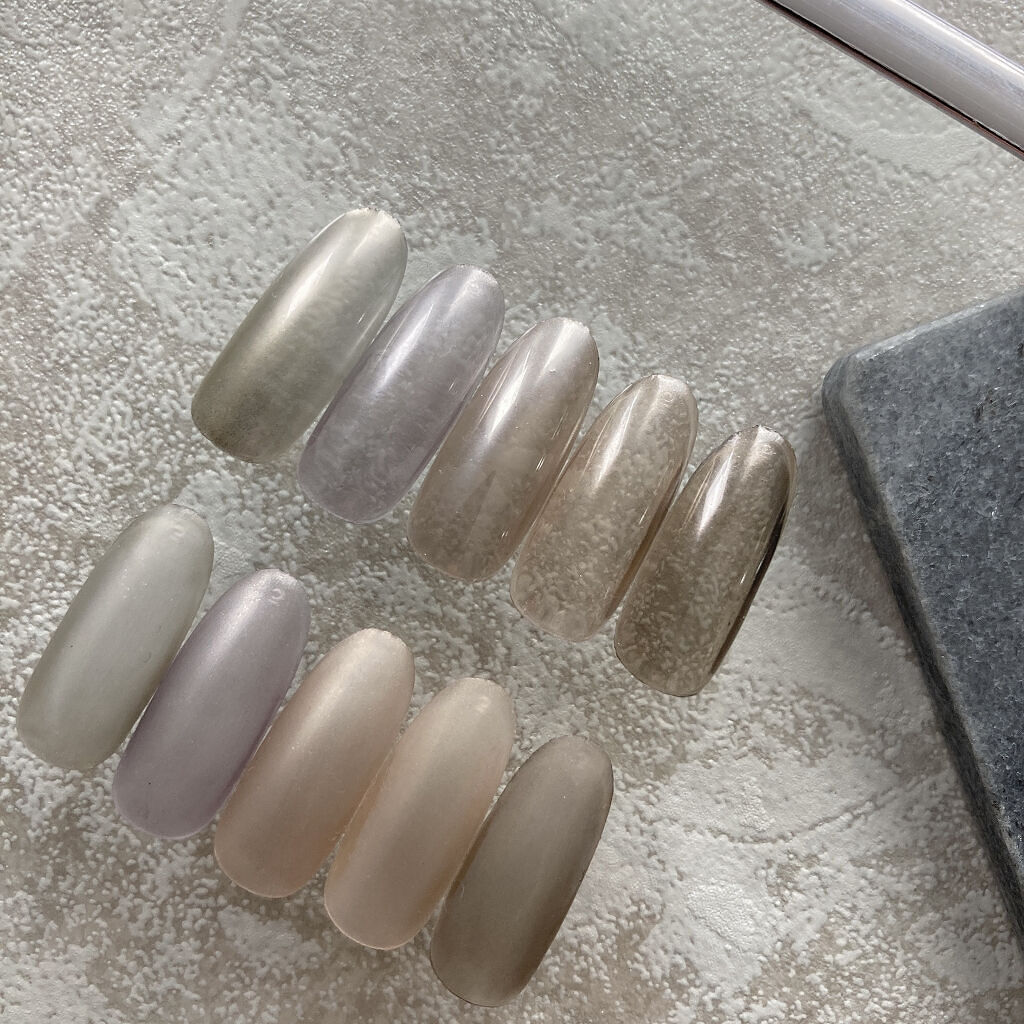 大好きなAN.LOOM様の
THEPOWDER♡
No.A〜No.Eのカラチャです🥰
4枚め5枚めに自爪スウォッチものせてます💅

No.Achampagne gold-シャンパンゴールド-
光の加減でイエローエメラルドに
No.B g