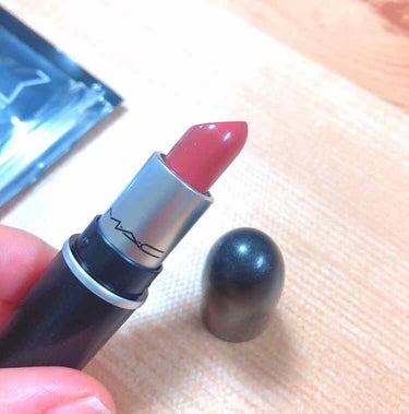 macのツウィッグ◝( ˙ ꒳ ˙ )◜💄
手に乗せた感じはブラウン感が強かったのですが、唇に乗せるとブラウンピンクの様なとても可愛らしい色に♡

冬には大活躍の予感がします(^^)
特にブルベさんには