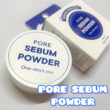 ⋱ 皮脂コントロール最終兵器 ⋰

💙#PoreSebumPowder
#ポアセバムパウダー
‎￣‎￣￣￣￣￣‎￣‎￣￣￣￣￣꙳⋆

💙ハマメリス水、ツボクサエキス
💙Tゾーン・ほうれい線・鼻周り・瞼・ヘアー
💙微細粒子、テカリゼロ！

赤ちゃんのようなサラサラ美肌へ
テカリの原因の余分な皮脂のみキャッチ！
ヘア＆アイメイクの前にとマルチにつかえます。

万能アイテム！前髪にも使う！
さらっさらお肌へ。
すぐにベタついたり、テカリが
気になるこの季節、皮脂コントロールが
できるのでバッグな常備しておきたいです︎︎︎✌︎

𓂃 𓈒𓏸

パウダー取り出す時、
なかなか出しづらいから
私は蓋にトントンしてだしてから
パフにつけて使ってる🤍🤍

色はもう馴染むからほぼ無かな

𓂃𓈒𓂂

この夏大活躍のパウダー是非チェックしてね🤍

#提供 @onedaysyou_jp 
#onedaysyou #ワンデイズユー #毛穴ケア #パウダー #韓国コスメ #コスメレポ #コスメ紹介 #ブラックヘッド #韓国スキンケア #フェイスパウダー #おしろい #前髪パウダー #夏 #夏コスメ #Qoo10  #新作コスメ徹底レビュー の画像 その0