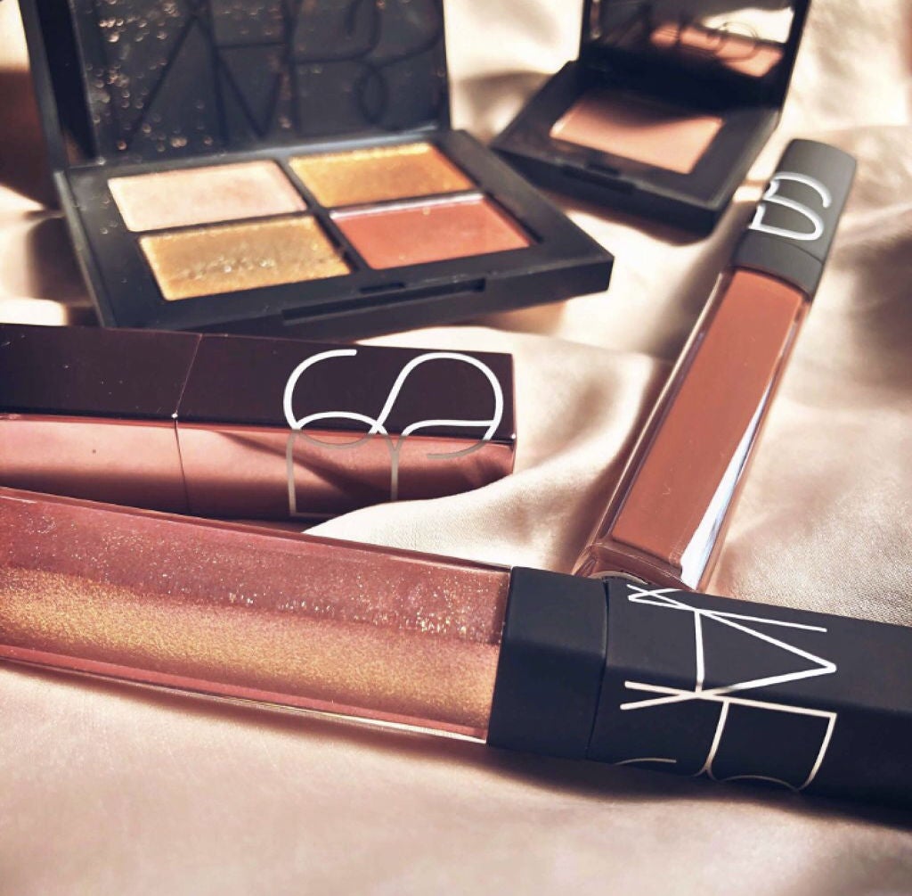 ひと塗りで唇にちゅるんとした薄膜が完成♡今手に入れるべきリップグロスはコレだ!のサムネイル