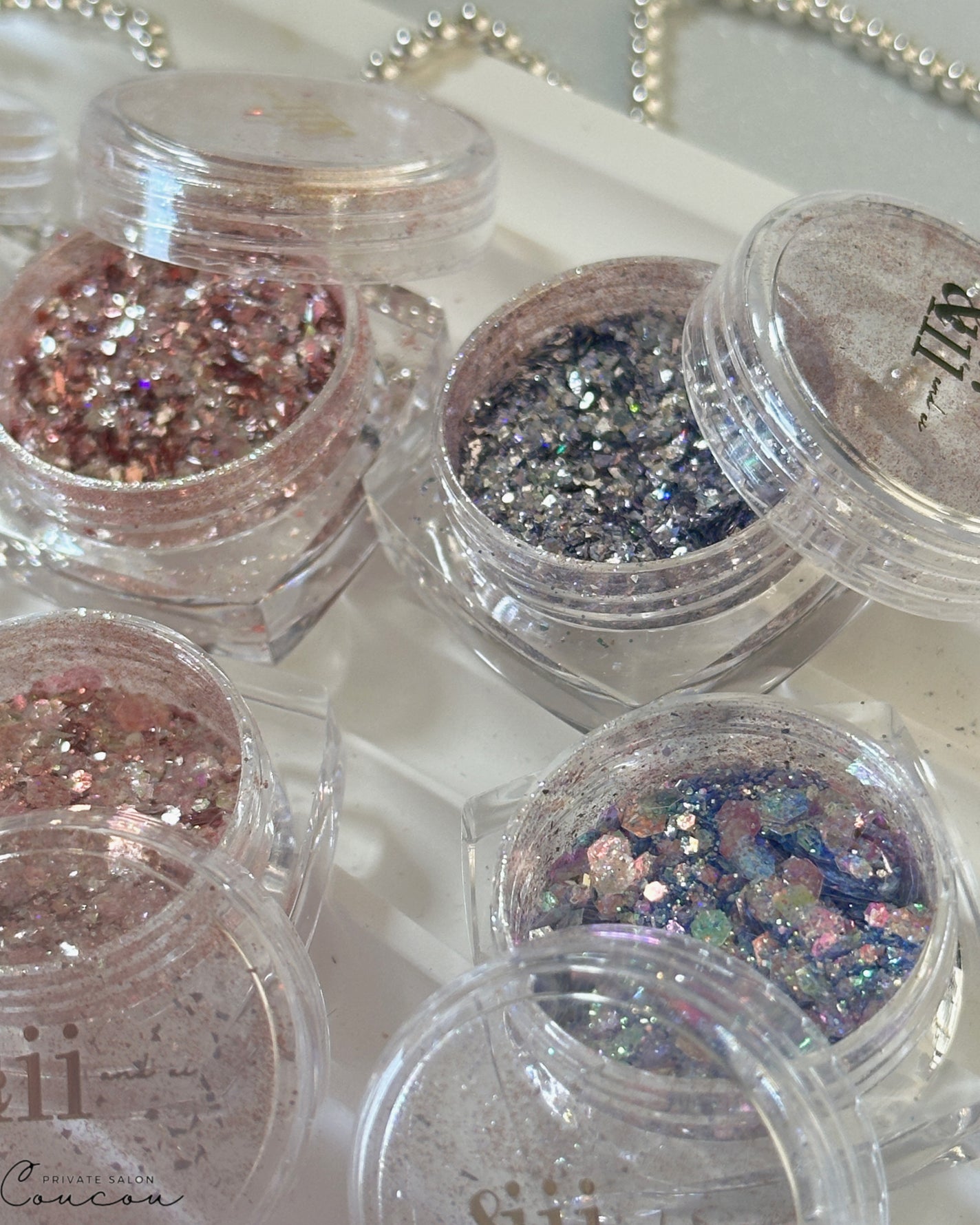 🐒ズボラママみっちゃんの高見えネイル💅 on LIPS 「めーーっちゃかわいいグリッターたち🥺お出迎えしたよ👀フットに塗..」(1枚目)