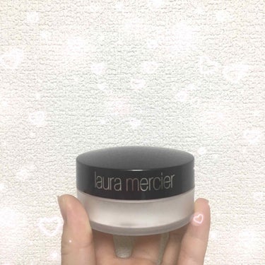 laura mercier 
インヴィジブル ルースセッティングパウダー

付けた瞬間魔法の粉かと思うくらい

肌がサラサラになり綺麗になりました👼🏻💗

肌が綺麗な方なら日焼け止め塗って

これを塗っ