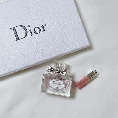 Diorといえばの香水☺️

大人！というよりは可愛らしい香りだけど子供すぎない香り🤔
これが1番使ってる香水かな〜🤤

香水買ったらオマケでマキシマイザーのちっちゃいやつ着いてきた☺️
ちっちゃくてか
