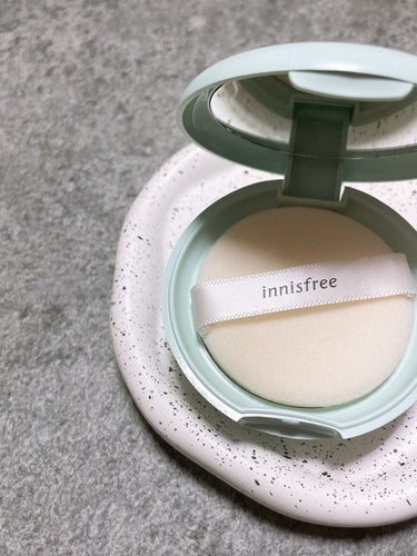 innisfree ノーセバム　ミネラルパクト　Sのクチコミ「《塗った瞬間からサラサラ肌に◎》

▷innisfreeノーセバムミネラルパクト

余分な皮脂.....」（2枚目）