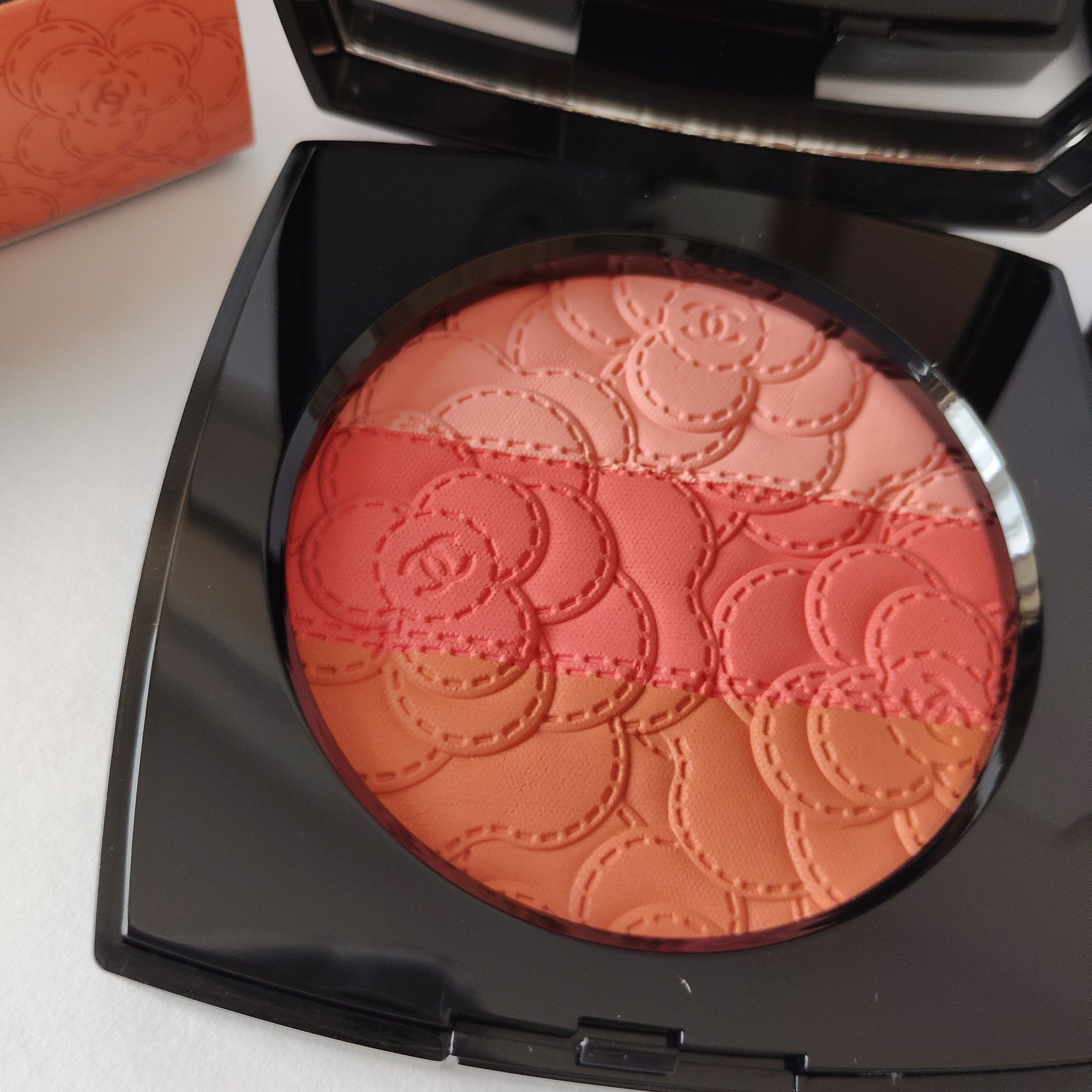 カメリア フトゥーラ/CHANEL/パウダーチークを使ったクチコミ（1枚目）