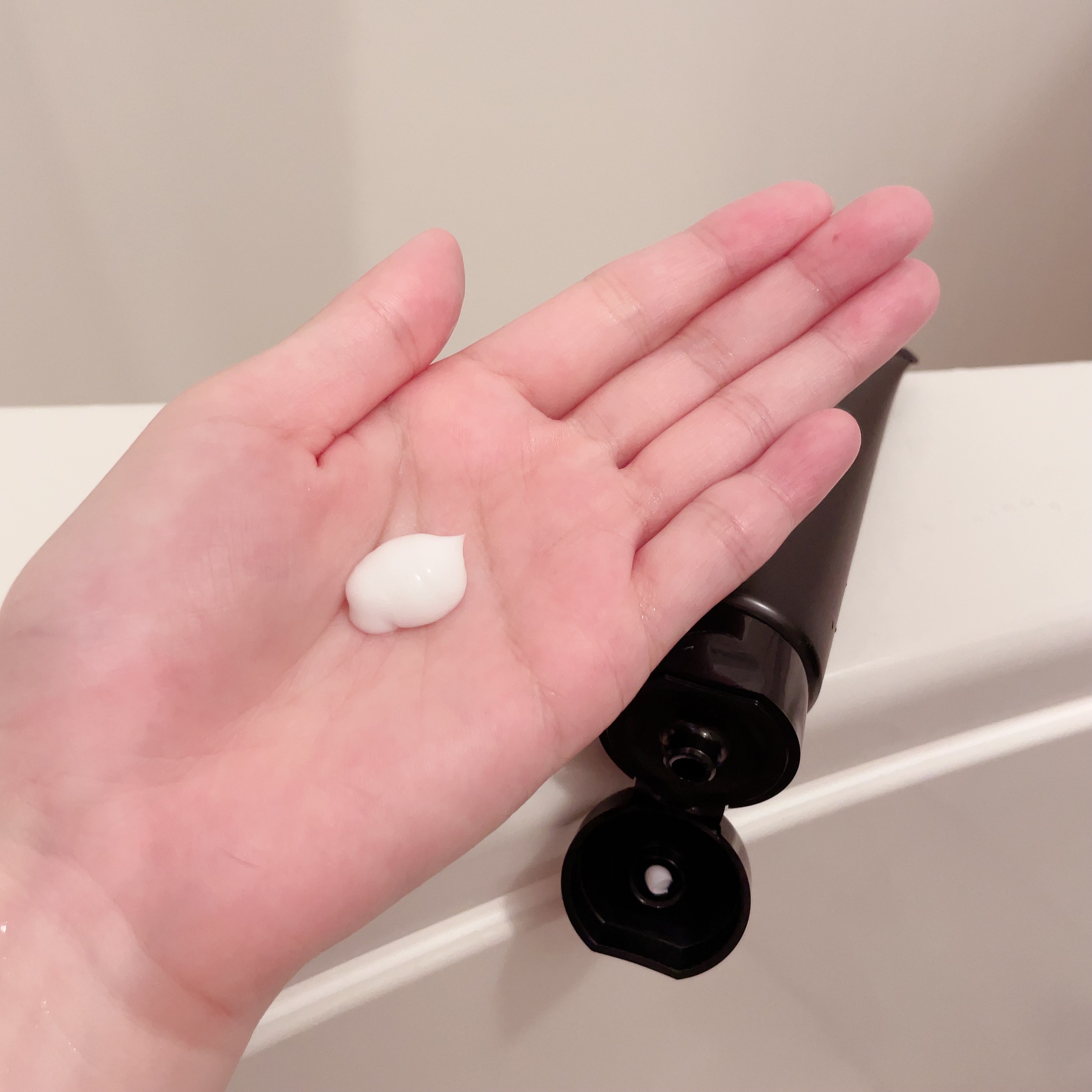 ブラック フレグランス スタイリング ヘアエッセンス/LEXILIS/アウトバストリートメントを使ったクチコミ（2枚目）