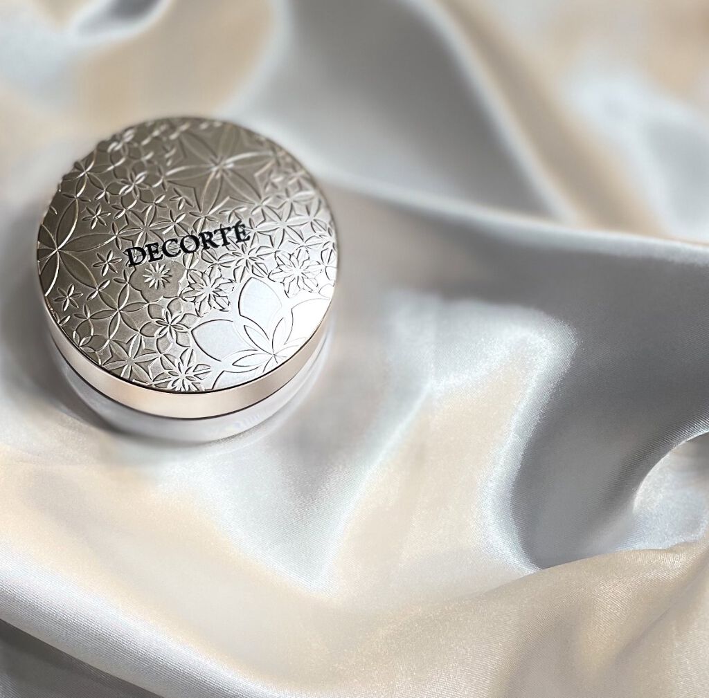 パッケージがAQMWの時から愛用中

リニューアルしてからお色は00一択！
その人の肌色を選ばないから使いやすいです。

粒子が細かく付けるとさらふわな仕上がりになり、マスク移りが無いからとても気に入っています。

半年位持つコスパがいい所