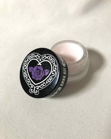 ANNA SUI
ポア スムージング プライマー
〈部分用メイクアップベース〉


毛穴カバー下地です。凹凸を埋めて目立ちにくくキレイに毛穴をカバーしてくれます。
化粧持ちも比較的良いです♪
私には今ま