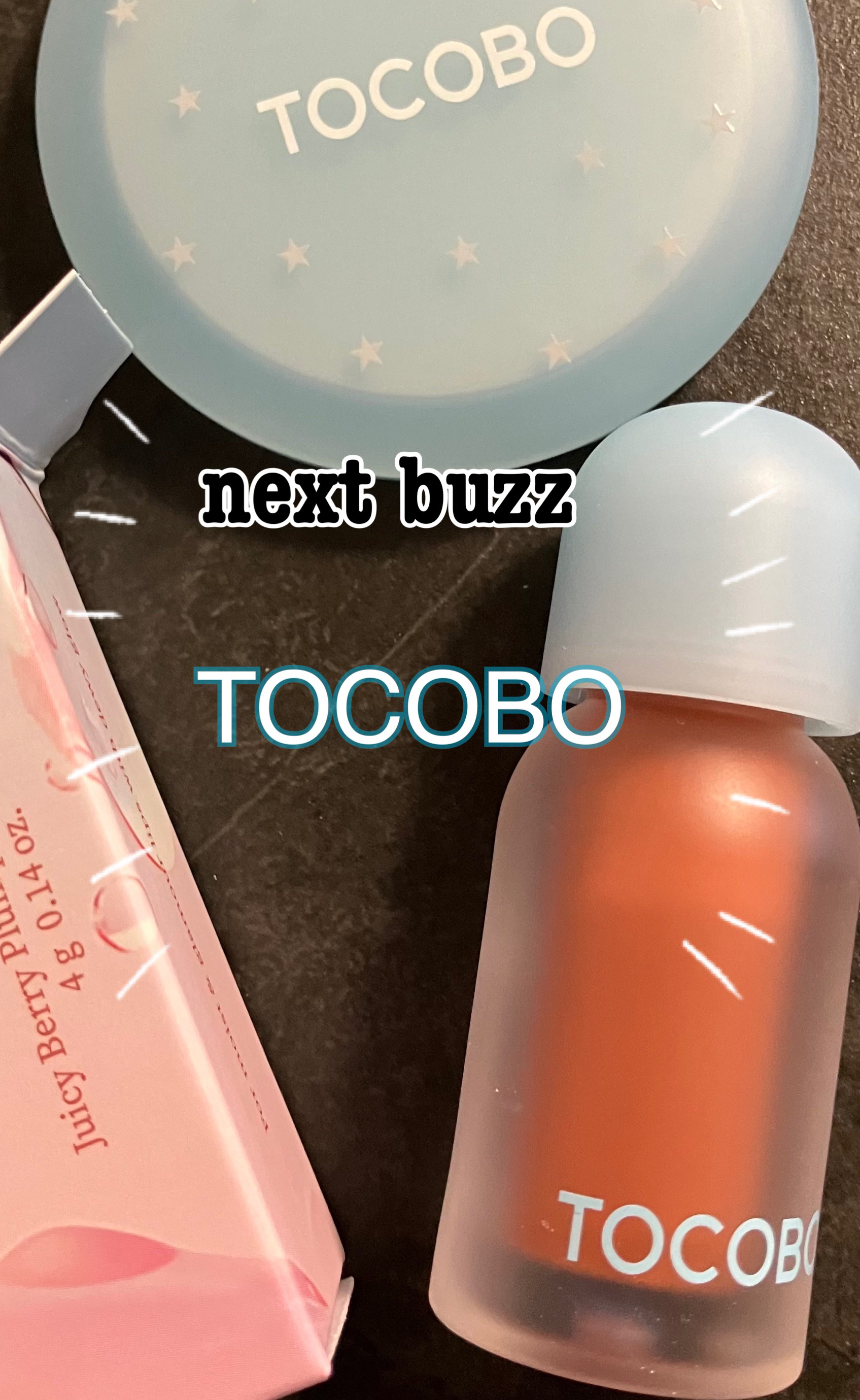 TOCOBO
ジューシーベリープランピングリップオイル
04bitter brown
(Qoo10メガポ999円)

コロンとした見た目と磨りガラスっぽい容器が可愛いリップオイル。^_−☆

唇用美容液みたいな使用感。
昼間でも可愛いカラー