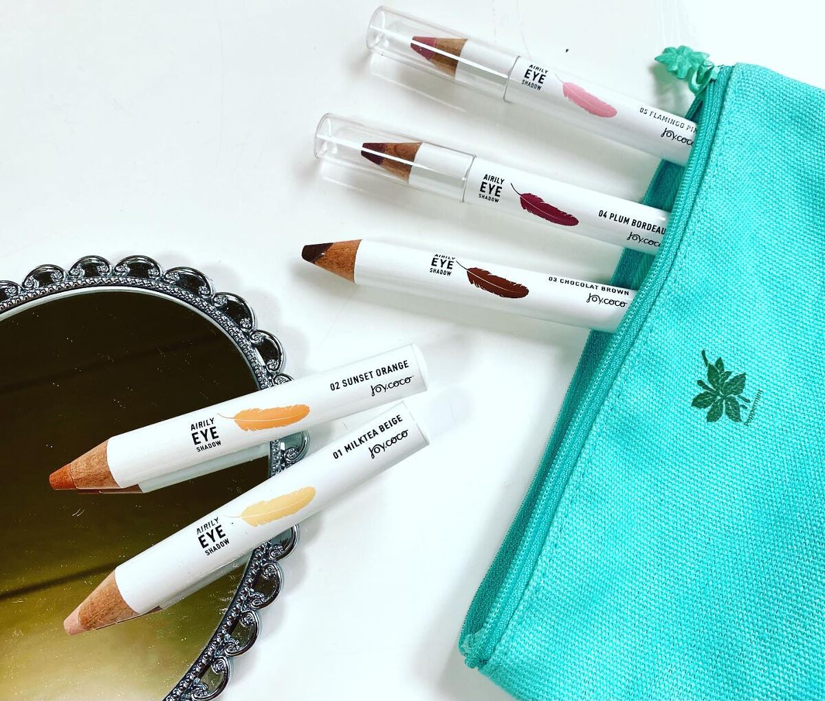 
パウダー型のスティックタイプです。

発色がすごく良いし、そのまま使えてすごく便利。

パウダーだけど粉っぽくないし、ペン先が太めなので、描きやすい手ぶれなし！一度描くだけでOK！

ワンカラーで使ってもいいし、グラデーション