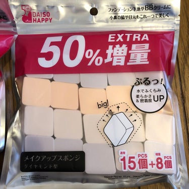 DAISO メイクアップスポンジ（バリューパック、ウェッジ形、３０個）のクチコミ「✼••┈┈••✼••┈┈••✼••┈┈••✼••┈┈••✼
DAISO
メイクアップスポンジ .....」（3枚目）