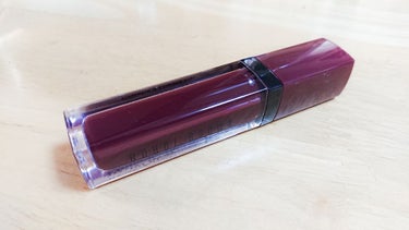 このリップのレビューをしたいがためにLIPSに登録しました！

ボビイブラウンのクラッシュドリキッドリップ、色は14番クールビーツです。
二枚目のスウォッチの比較にはクレ・ド・ポーボーテのルージュリキッ