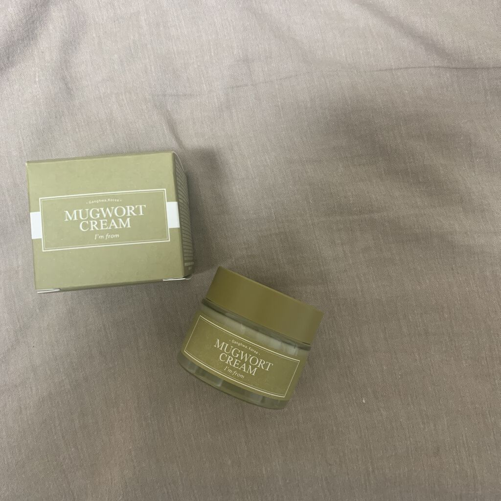  I'm fromのMUGWORTシリーズからMUGWORT CREAMなご紹介〜🌿

化粧水後に、お肌に塗ります。
クリームなのにジェルのようにスッーとなじんでくれてメイク前も使いやすい。

マグワートはよもぎ。カンファ産よもぎエキスが
