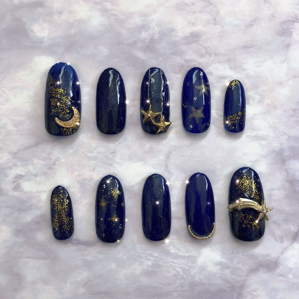 ねこ🐱 on LIPS 「☑︎ミッドナイトスカイ🌠🌌#ネイル#ネイルチップ#ネイルアート..」(1枚目)