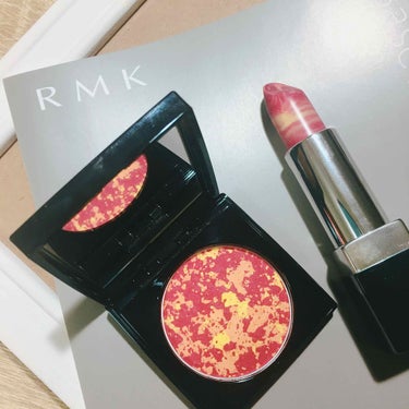 （左）【RMK】ミッドナイトフラワー ブラッシュ 02 テラコッタ
（右）【RMK】ミッドナイトフラワー リップスティック 03 ダーリンフラワー

見た目がかわいい、RMKの秋の新作は発売日に買いに行