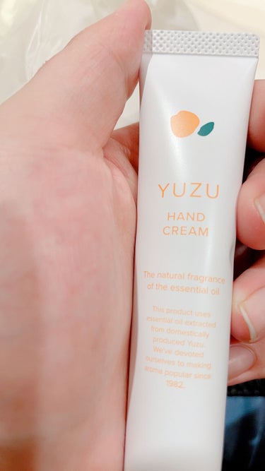 美健コーポレーション YUZUボディクリームのクチコミ「こちらは小容量タイプですが🍊
優しく香る柚子に癒されました🌸

私はありがたい事に手が乾燥した.....」（1枚目）