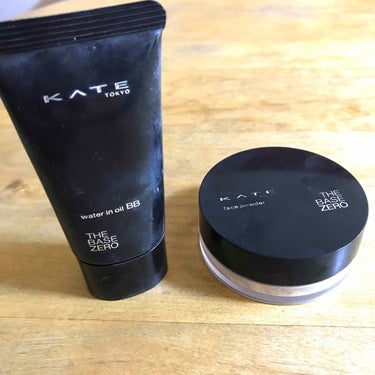 最近のベースメイクはこちらを使ってます。

･KATE ウォーターインオイルBB 01
･KATE フェイスパウダーA ナチュラルタイプ

私の肌が元々白いので01を使っています。
着け心地は悪くありま