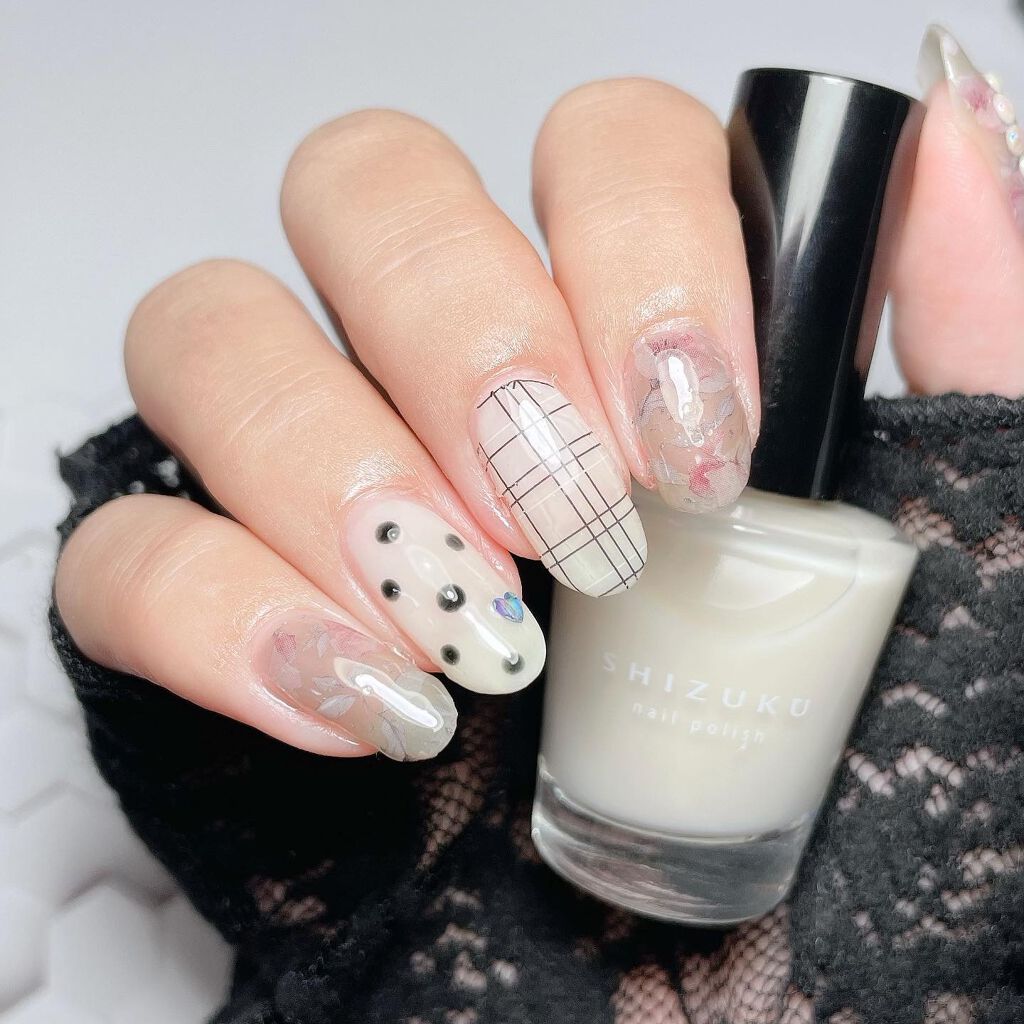 #セルフネイル,#TRILLネイル,#ロカリネイル,#シンプルネイル,#おしゃれネイル,#ジェルネイル,#セルフジェルネイル,#シアーネイル,#ニュアンスネイル,#冬ネイル,#ドットネイル,#シアーブラックネイル,#シアーホワイトネイルのネイルデザイン