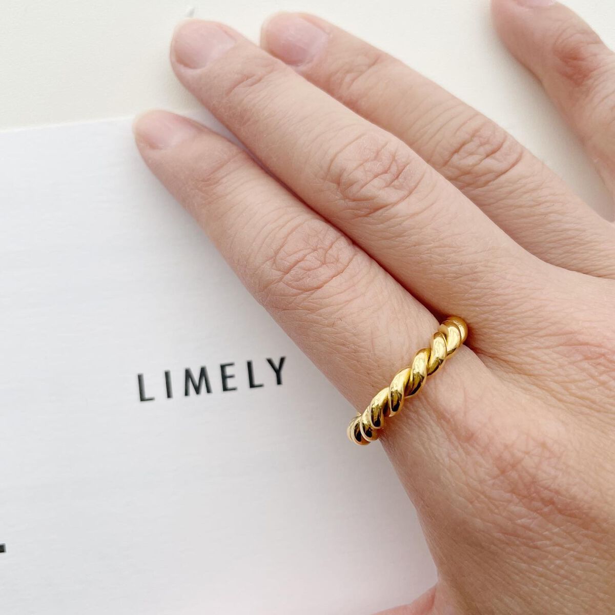 Runa on LIPS 「..▶︎LIMELY汗や水にも強く錆びない肌に優しいアクセサリ..」(1枚目)